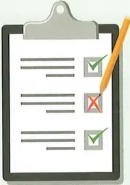 Ilustración de clipboard/tablero con lista de verificación mostrando checkmarks verdes y una X roja, con un lápiz. Imagen que ilustra la Competencia comunicacional sobre formas de calificación. Crédito: Freepik.