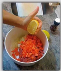 Fotografía de manos amasando o frotando masa en una superficie, ilustrando la entrada Qaquy (frotar, sobar).