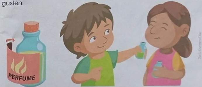 Secuencia ilustrada de los pasos: machacar, colar líquido verde, envasar.