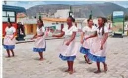 Hombre tsáchila, mujer kichwa y niños shuar.