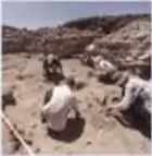 Arqueólogos excavando.