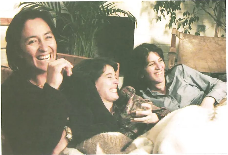 Fotografía de tres mujeres latinoamericanas de mediana edad riéndose y disfrutando en una sala de estar informal, con plantas al fondo. La imagen sugiere una película dramática o de comedia con protagonismo femenino ambientada en Ecuador. Fuente: https://www.google.com.