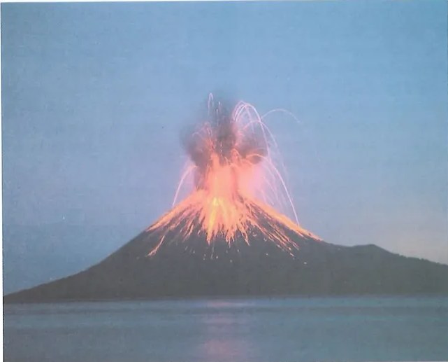 Erupción del Anak Krakatau con detalle de daños