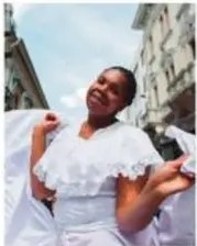 Mujer afroecuatoriana bailando marimba.