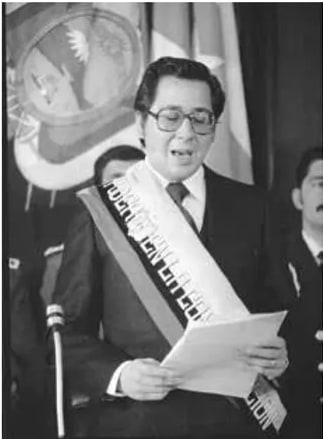 Foto del fallecido presidente Jaime Roldós y asunción de Oswaldo Hurtado Larrea