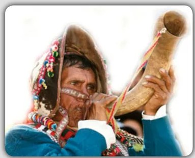 Fotografía de una wara (pantalón tradicional andino) de color rojo/granate, prenda tejida en lana o algodón que cubre desde la cintura hasta los tobillos.