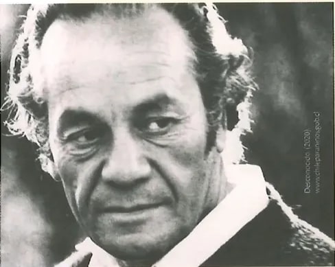 Fotografía de Nicanor Parra, poeta chileno. Retrato de hombre mayor con cabello blanco y expresión pensativa/intensa. Se ubica a la izquierda del texto biográfico, ocupando aproximadamente la mitad superior izquierda de la página.