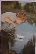 Ilustración de barcos de papel en un recipiente con agua.