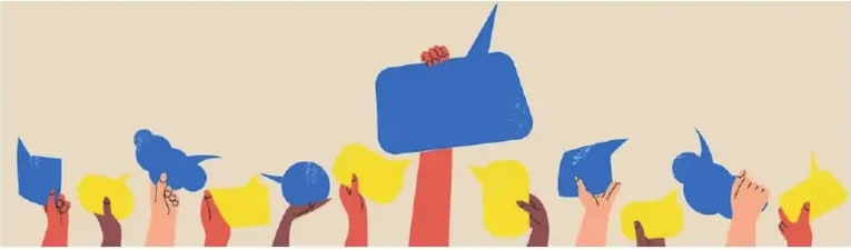 Manos sosteniendo globos de diálogo de distintos colores que representan la multiplicidad de voces.