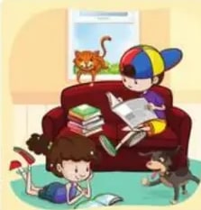 Niños leyendo con un gato y un perro en casa.