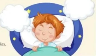 Niño durmiendo plácidamente con nubes.