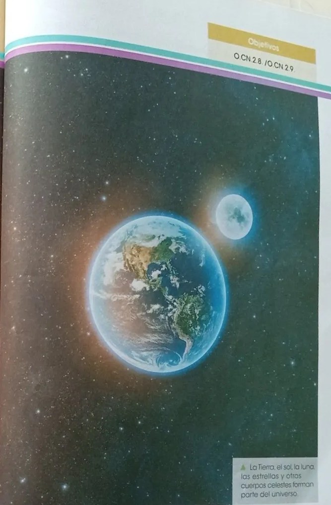 Fotografía de la Tierra y la Luna en el espacio con estrellas de fondo.