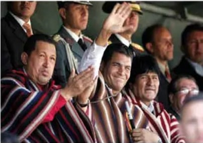 Foto de la posesión simbólica de Rafael Correa en Zumbahua junto a Hugo Chávez y Evo Morales