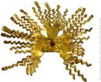Máscara del dios sol de La Tolita en oro, con rasgos felinos y serpientes.
