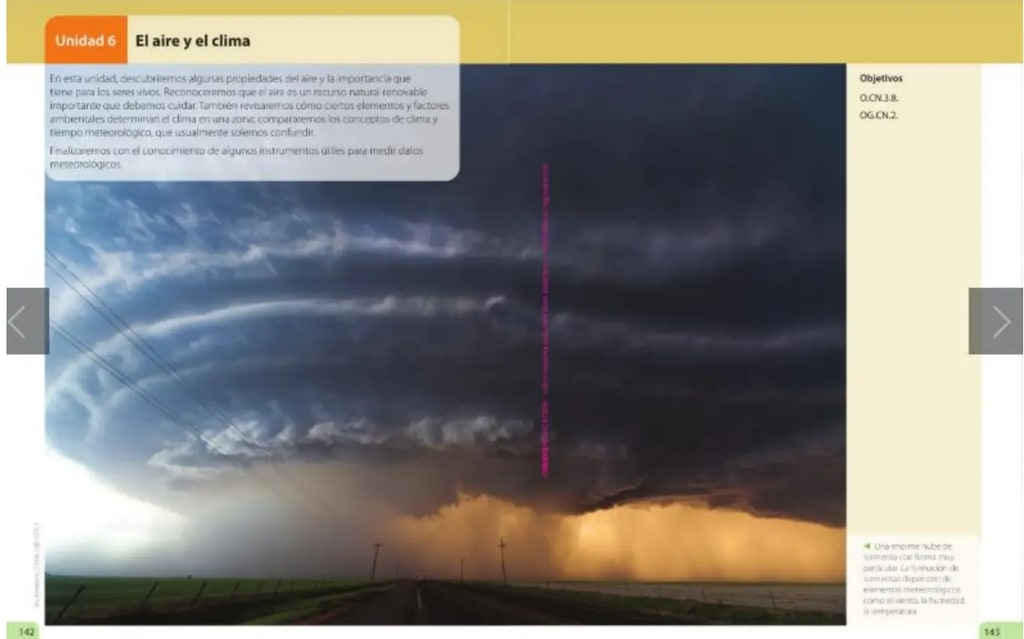 Gran nube tormentosa en forma de OVNI con lluvia descendiendo sobre una carretera al atardecer.