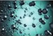 Modelo molecular sobre fondo oscuro con esferas conectadas.
