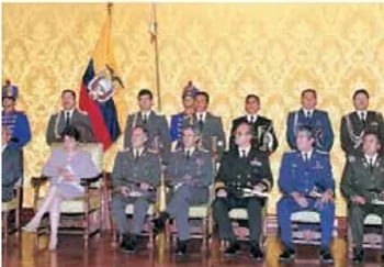 Foto de Rosalía Arteaga asumiendo brevemente la presidencia