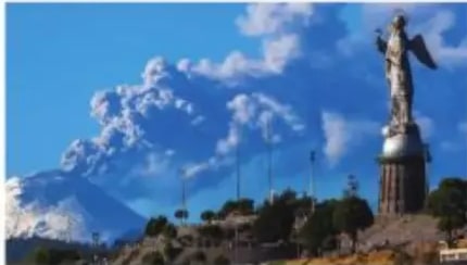 Emanación de gases del volcán Cotopaxi con la Virgen del Panecillo en primer plano.