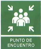 Dos niños bajo una mesa durante un sismo.