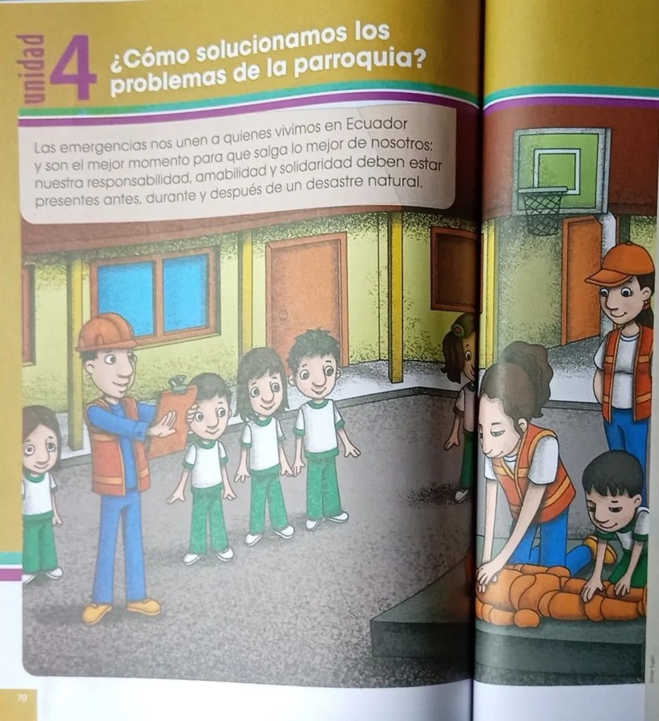 Niños practicando primeros auxilios (RCP) con ayuda de una brigadista.