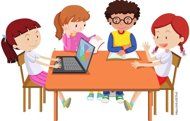 Ilustración de cuatro estudiantes sentados alrededor de una mesa naranja con una laptop, libros y un globo terráqueo; conversan en grupo.