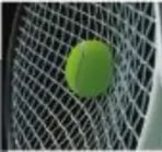 Pelota de tenis sobre las cuerdas deformando ambas elásticamente.