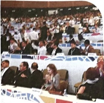 Fotografía de un orador en debate frente a una audiencia, asociada a la Unidad 4.