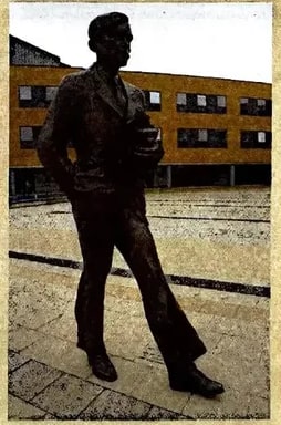 Fotografía de Alan Turing junto a una máquina Enigma.