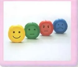 Caritas de plastilina con expresiones diferentes.