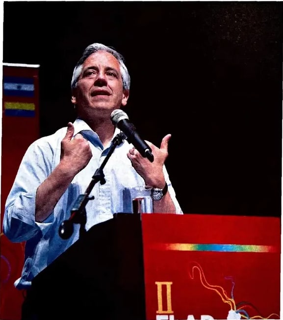 Fotografía de un hombre dando un discurso en un atril político, gesticulando con la mano.