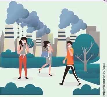 Tres personas caminando con tapabocas en una ciudad gris con humo.
