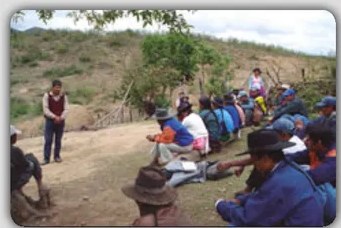 Fotografía de grupo de personas en actividad comunitaria, posiblemente ilustrando Kamachiy (normas de convivencia del pueblo).