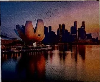Fotografía del horizonte (skyline) de Singapur con sus edificios modernos al atardecer.