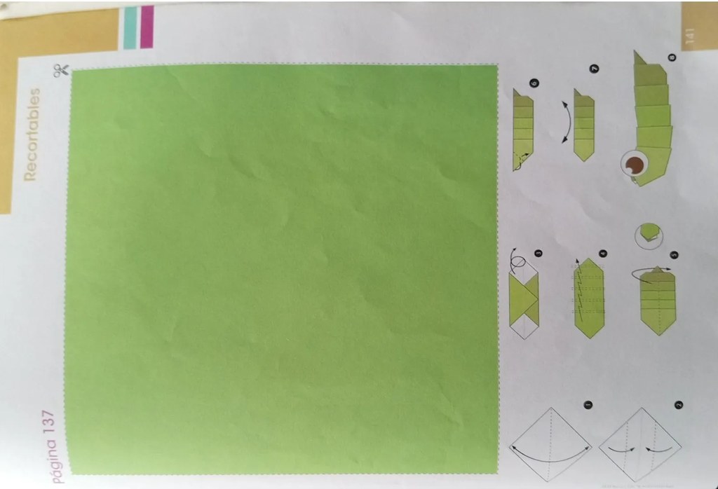Ocho pasos ilustrados pequeños del proceso de plegado del barco de papel, numerados 1-8.