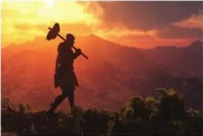 Silueta de cazador con mazo al atardecer.