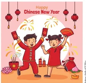 Dos niños con ropa tradicional china levantando sobres rojos frente a un cartel 'Happy Chinese New Year' con faroles y fuegos artificiales.