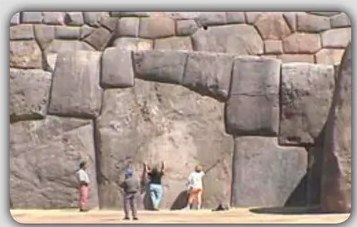 Niños jugando con una pelota en un espacio abierto, ilustrando 'pukllay' (jugar)
