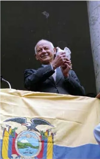 Foto de Sixto Durán Ballén discurseando sobre conflicto con Perú