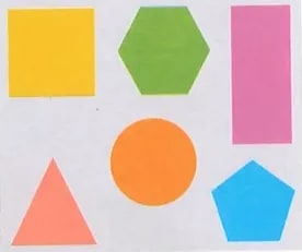 Panel lateral 'Competencia matemática' (azul oscuro, esquina superior derecha) con ilustración de 6 figuras geométricas de colores: cuadrado amarillo, hexágono verde, rectángulo rosado/rojo, triángulo naranja/rojo, círculo naranja, pentágono azul. Ilustra visualmente el concepto de que los organizadores semánticos usan diversas figuras geométricas.