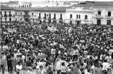 Foto del levantamiento indígena en Plaza San Francisco, Quito, 1992