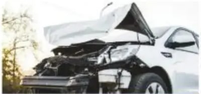 Automóvil chocado mostrando deformación permanente.