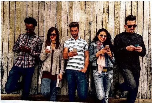 Fotografía grupal de cinco adolescentes posando para una cámara, sonrientes.