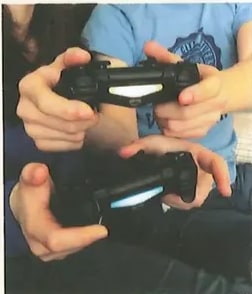 Fotografía de una persona (se ven principalmente las manos y parte del torso) sosteniendo un control de videojuegos. Ilustra el concepto de jerga gamer mencionado en la sección Aprendo. Crédito: Pixabay.com.