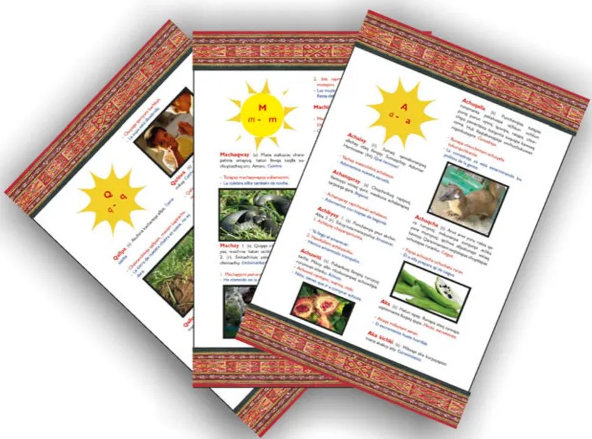 Composición de tres páginas interiores del diccionario dispuestas en abanico, con bordes decorativos de textil andino en rojo y dorado. Cada página muestra una letra de sección (Q, M, A) en estrella amarilla, entradas léxicas en quechua y español, e ilustraciones fotográficas de elementos naturales y culturales andinos (plantas, animales).