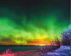 Fotografía de aurora boreal sobre paisaje nevado junto a Unidad 5.