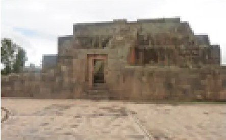Fotografía de la Fortaleza Ozama: torre cuadrada de piedra con almenas, típica arquitectura militar colonial española. Con vegetación verde alrededor. Representaría una construcción defensiva, contraste con el usnu andino.