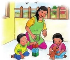 Cuatro ilustraciones que muestran niños de 0 a 3 años en distintos momentos: explorando un armario de juguetes, jugando en grupo en espacio interior, manipulando objetos en mesa, y deslizándose por un tobogán en espacio exterior.