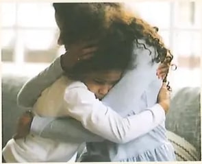 Fotografía de dos personas abrazándose. Ilustra el concepto de verbo recíproco (c) con los ejemplos 'Se abrazaron' y 'Nos dimos un apretón de manos'. Crédito: Shutterstock (2020) 700421305.