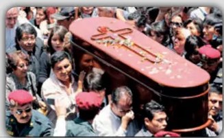 Fotografía de una procesión fúnebre o entierro, ilustrando la entrada 'aya' (cadáver, muerto).