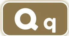 Ilustración de una gran roca (qaqa) con un gato encima. Texto debajo: 'QAQA'. Acompaña la oración de ejemplo 'Hatun qaqa hawanchaw mishi kaykan.'